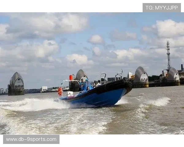 “快艇冲浪:东三叉湖赛场惊现极限运动的极速挑战”